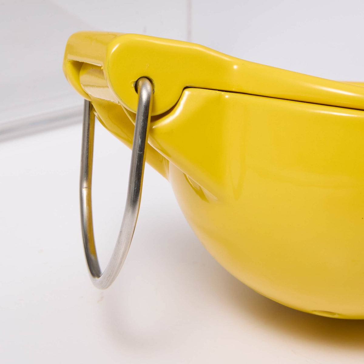 Aluminum Lemon Squeezer - Yellow - Detail