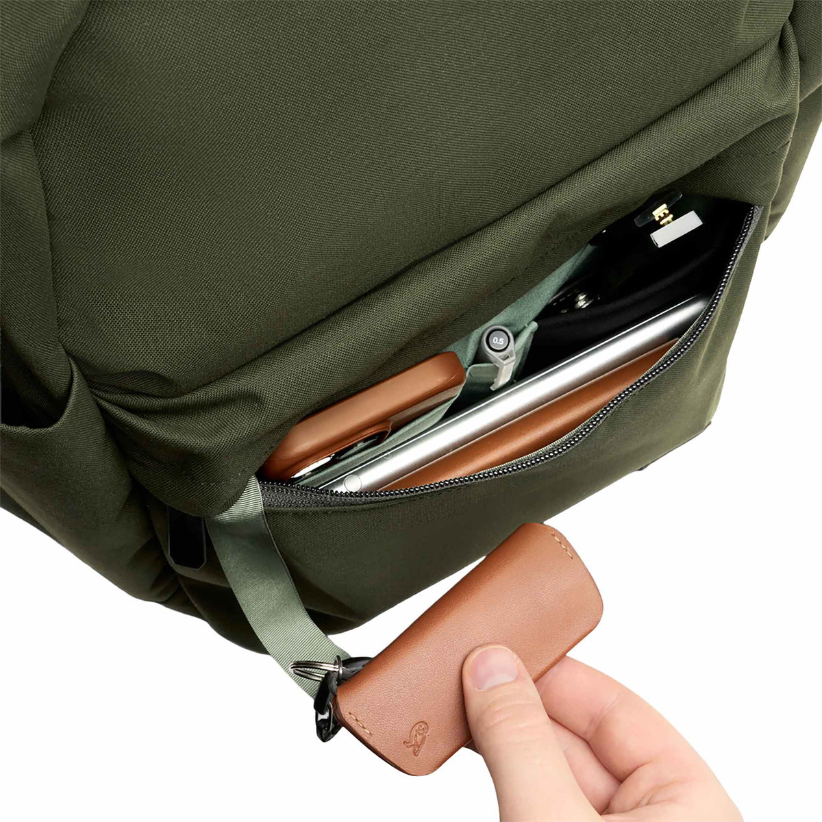 Bellroy Classic Daypack with 16 Inch Laptop Sleeve Embroidery - Olive - Photo 8