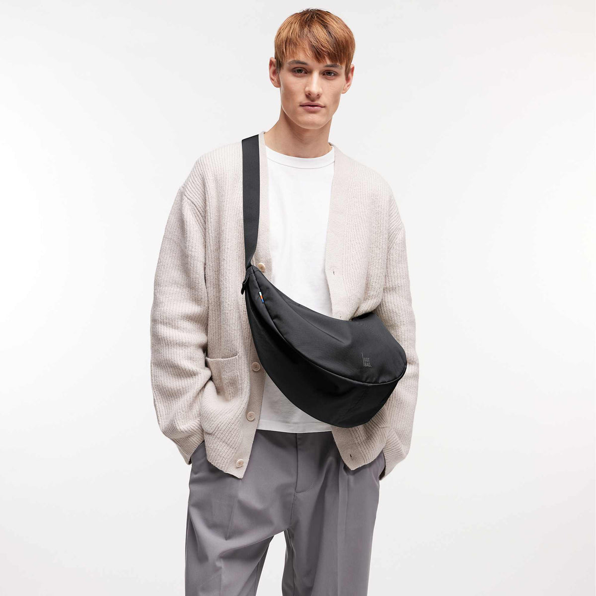 GOT BAG Large Moon Bag in Recycled Ocean Plastic, 12 L Transfer - Black - On Model 2