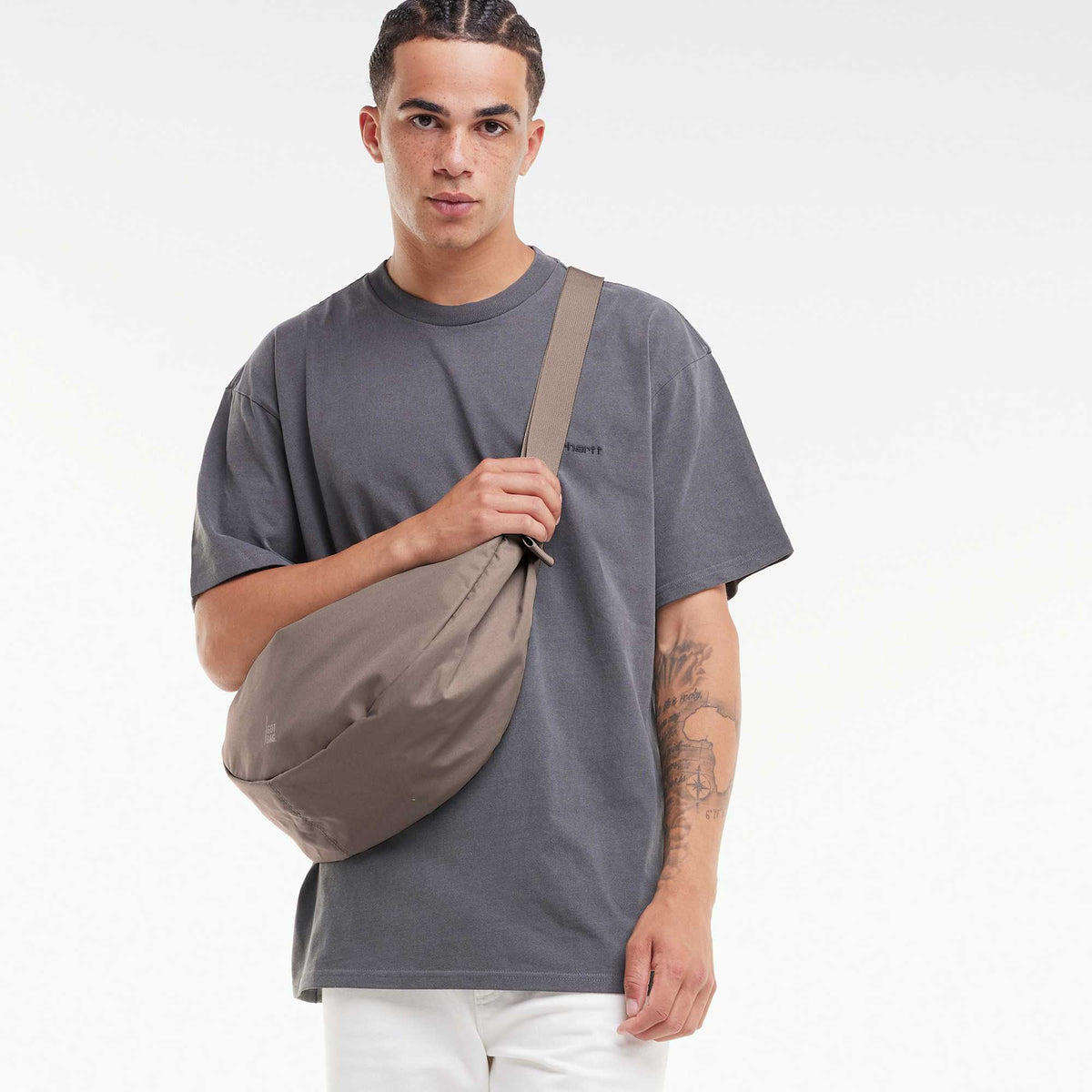 GOT BAG Large Moon Bag in Recycled Ocean Plastic, 12 L Transfer - Oyster - On Model 2