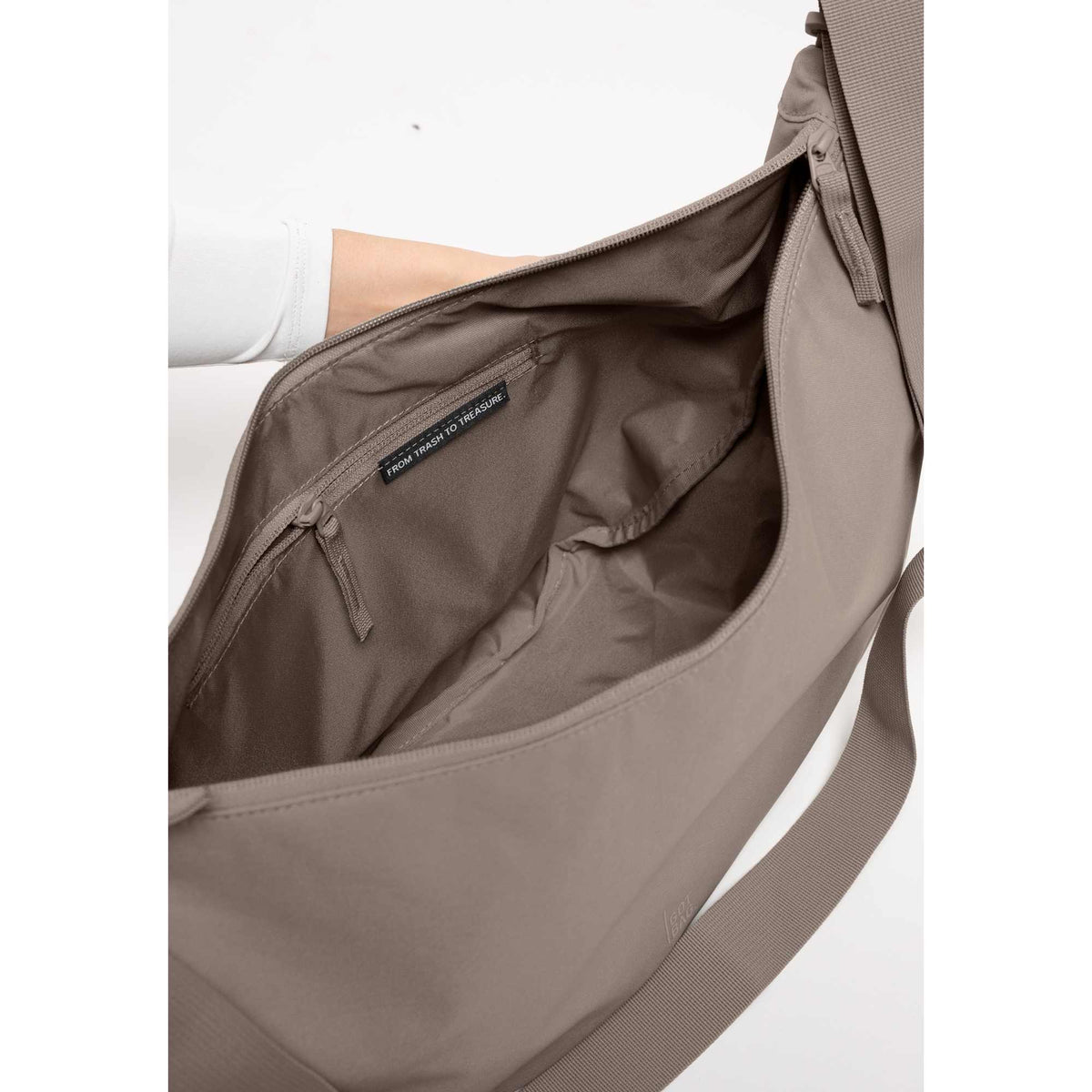 GOT BAG Large Moon Bag in Recycled Ocean Plastic, 12 L Transfer - Oyster - Photo
