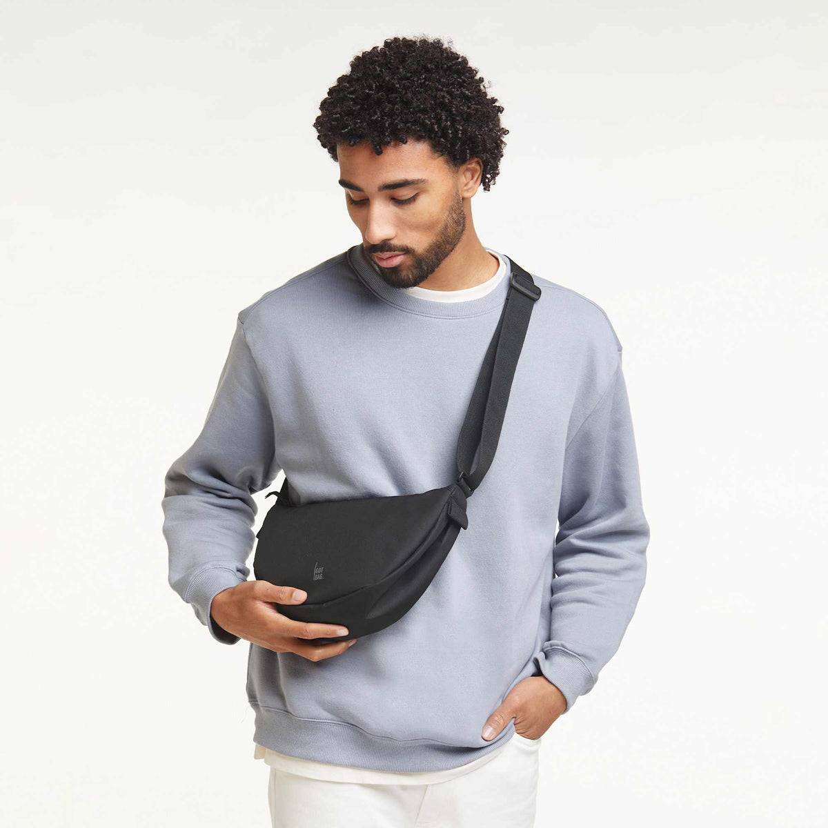 GOT BAG Small Moon Bag in Recycled Ocean Plastic, 3.5 L Transfer - Black - On Model 4