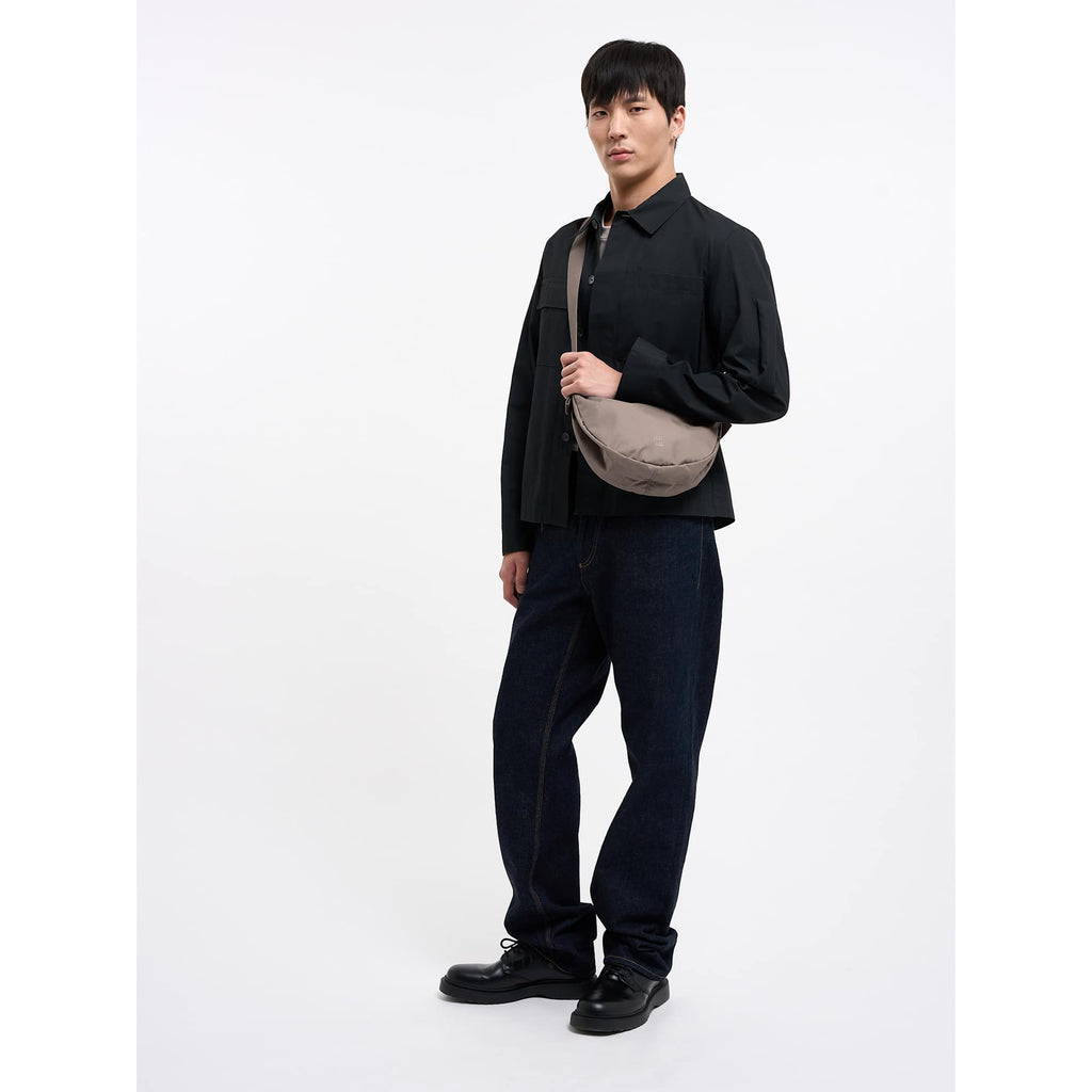 GOT BAG Small Moon Bag in Recycled Ocean Plastic, 3.5 L Transfer - Oyster - On Model 4