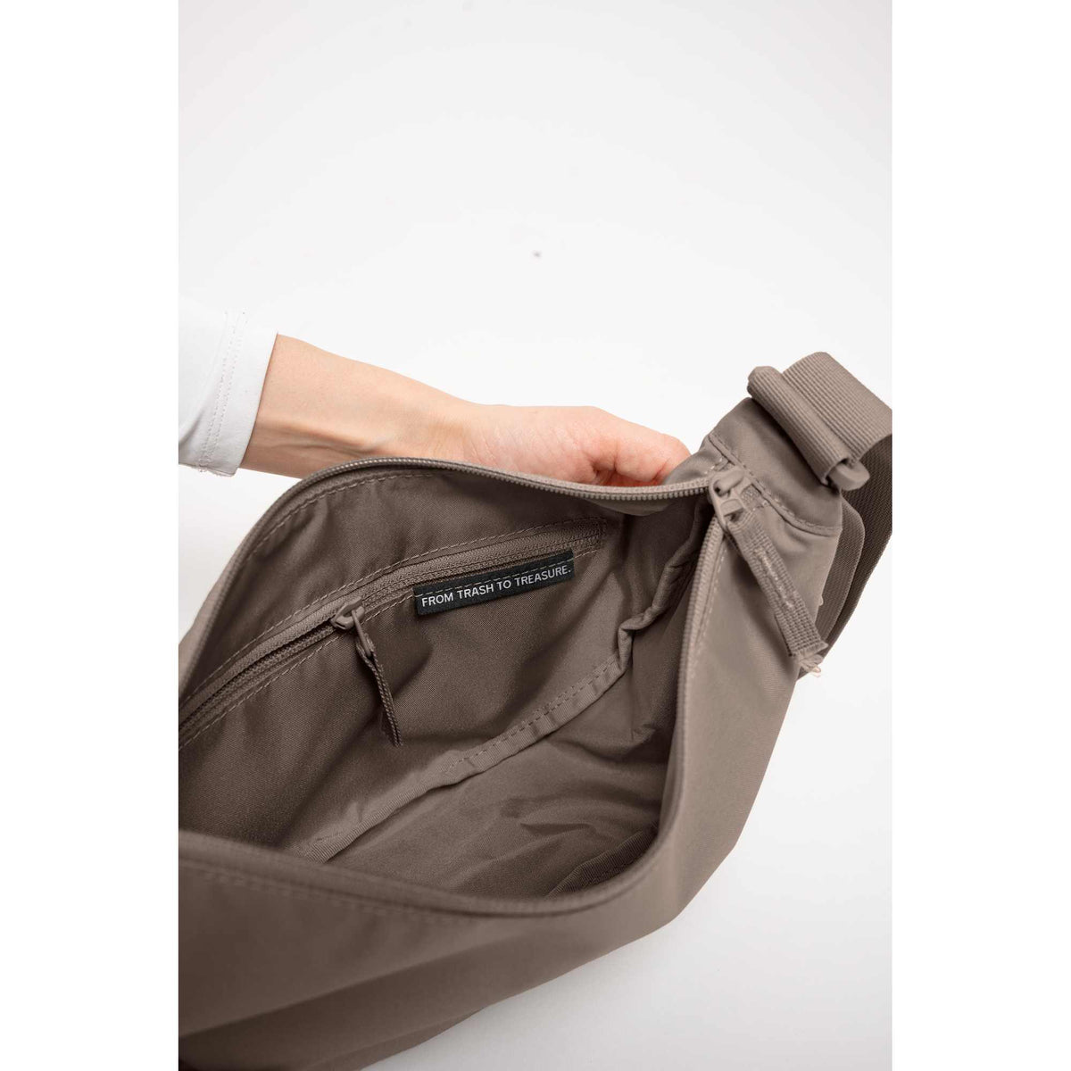 GOT BAG Small Moon Bag in Recycled Ocean Plastic, 3.5 L Transfer - Oyster - Photo