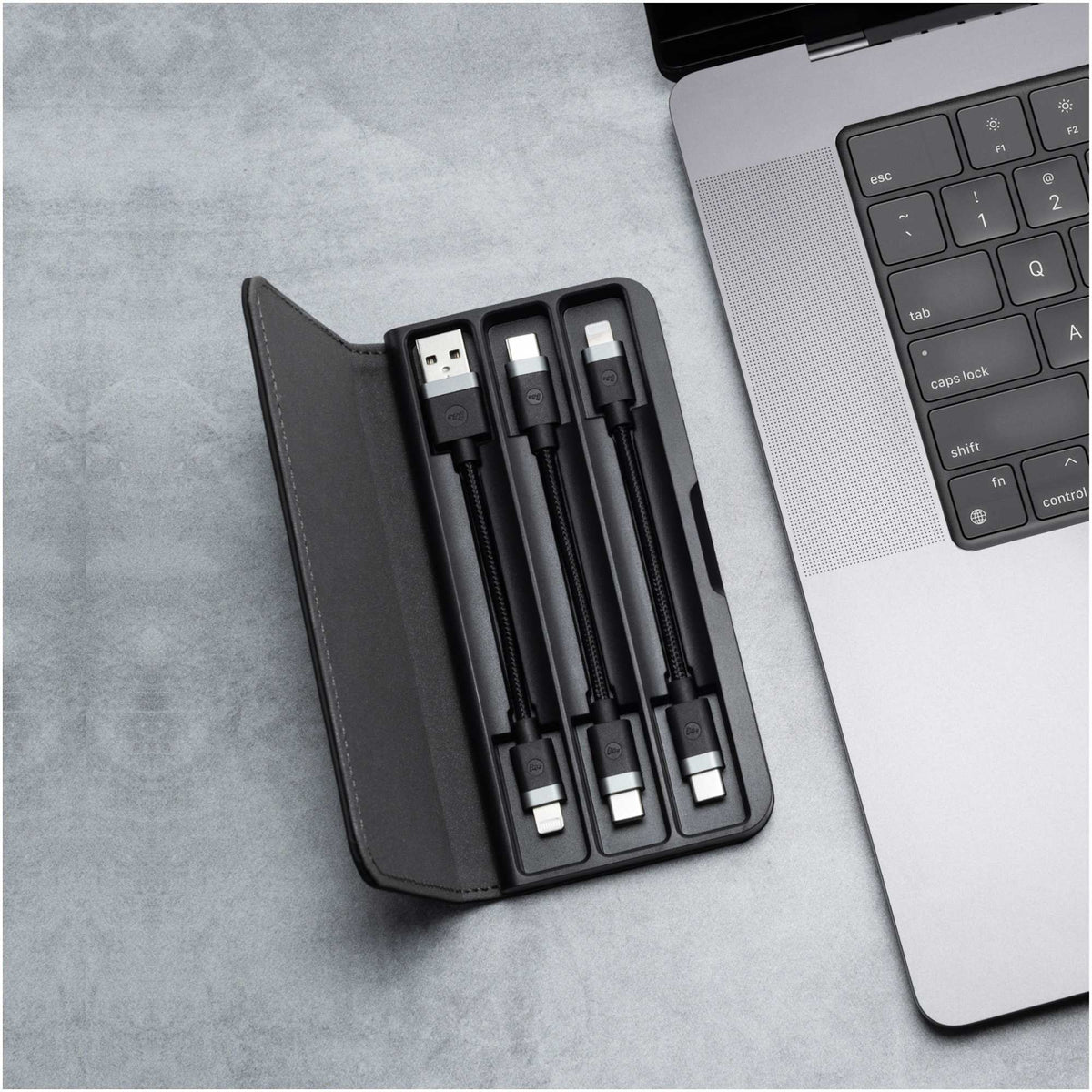 Mophie Travel Cable Kit with Magnetic Case Laser Engraving - Black - Photo 4