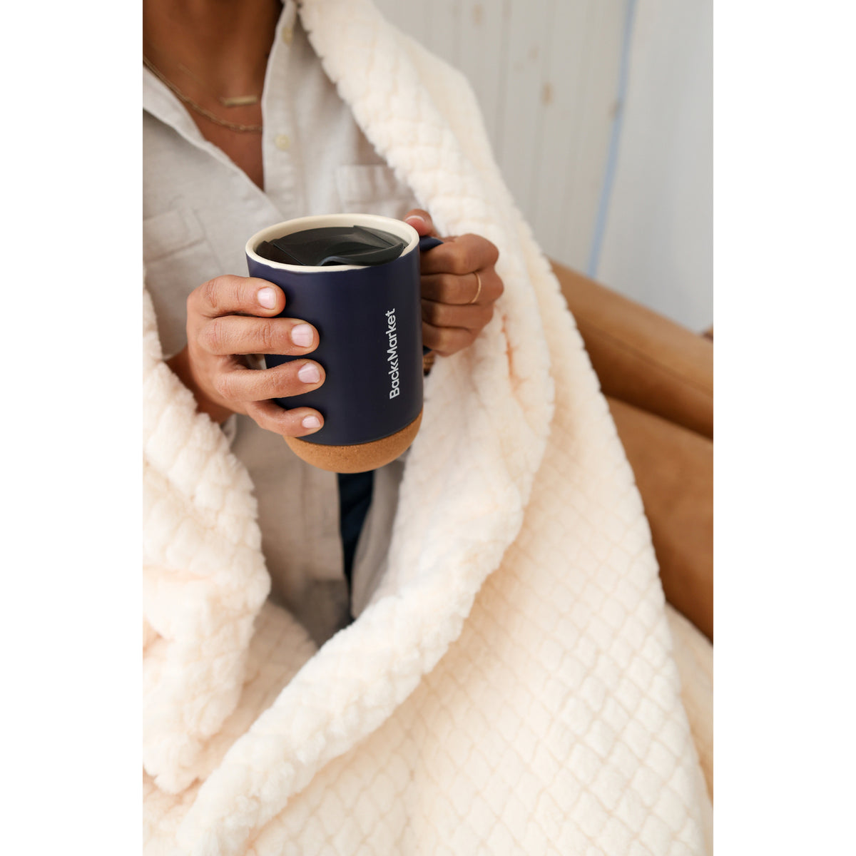 Valo Ceramic and Cork Mug with Lid, 14 oz - Matte Navy - View 4